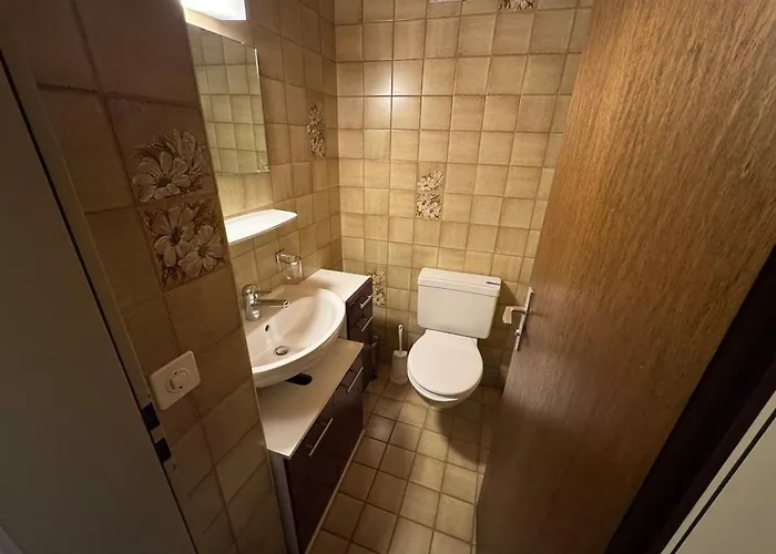 Zentrale Mit 3 Zimmern Daire *
